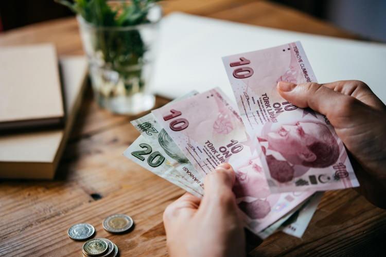 <p><strong>SSK VE BAĞ-KUR EMEKLİLERİNİN ZAMMI YÜZDE 15,21 OLDU</strong></p>
<p> </p>
<p>Tüm bunların yanı sıra 6 aylık enflasyon rakamlarının netleşmesine sadece 2 veri kaldı. Bu kapsamda Nisan ayı enflasyonunun açıklanmasının ardından 4 aylık zam oranı belli oldu. 4 aylık verilere göre SSK ve Bağ-kur emeklilerinin zammı şimdiden yüzde 15,21 oldu.</p>
