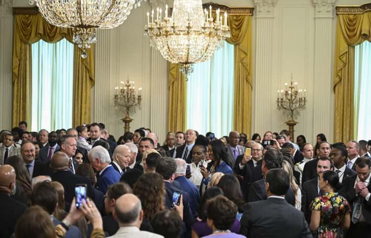 <p>Beyaz Saray'da ABD Başkanı Biden ve eşi Jill Biden, Amerikan Üniversite Sporları Federasyonu (NCAA) şampiyonu Louisiana State Üniversitesinin (LSU) kadın basketbol takımı oyuncuları ve Antrenörü Kim Mulkey'i ağırladı.</p>