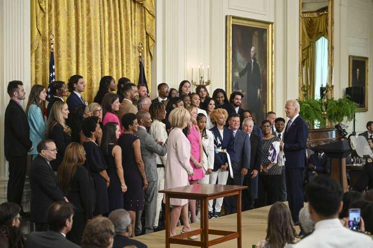 <p>Biden'ın Beyaz Saray'da ağırladığı basketbol oyuncusunun, Başkan'ın konuşma yaptığı sırada bayılması kısa süreli paniğe yol açtı.</p>

