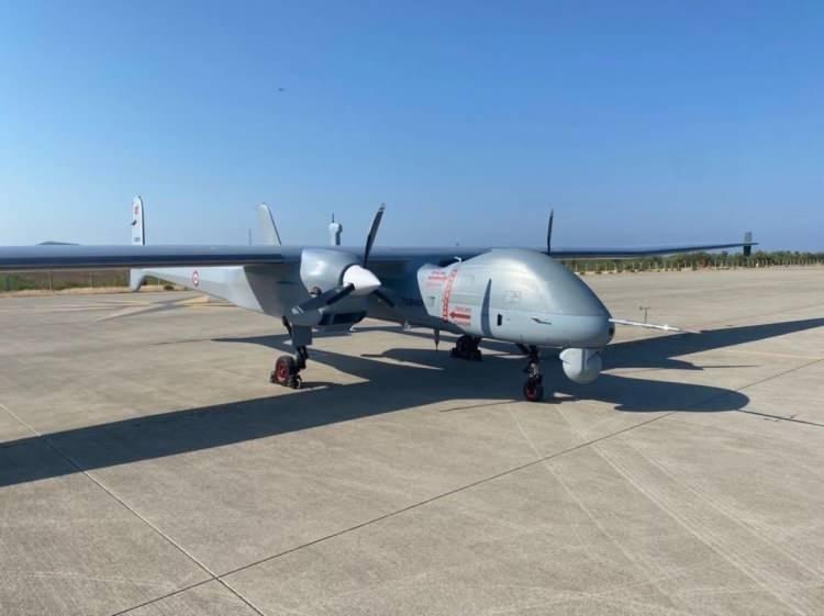 <p>Aksungur 25000 ft'e kadar uzun süreli operasyonlara imkan veren iki adet çift turboşarjlı dizel motoruna sahip."</p>