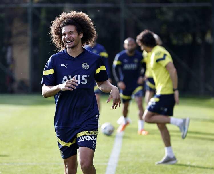 <p>WILLIAN ARAO<br />
Bu sezon Jorge Jesus'un özellikle en çok şans verdiği isimlerden olan Willian Arao takımda kalacak.</p>
