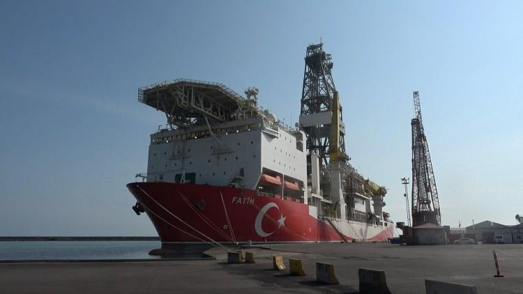 <p><strong>'PETROL REZERVUARININ YAPISI VE BÜYÜKLÜĞÜ ÖNEMLİDİR'</strong></p>
<p>Petrol rezerv alanlarının büyüklüğünün önemli olduğunu belirten Akdağ, “Derini çıkarabilmek için sismik çalışmalar yapılır, daha sonra sismik çalışmalarla belirlenmiş yapılarda sondajlar yaparak petrolün çıkarılması için gerekli işlemleri yürütür. Herhangi bir sondajda petrol bulunduysa o saha genişletilir. Petrol rezervuarının yapısı ve büyüklüğü önemlidir. Karadeniz içerisinde de bu petrolleri içeren kayalar belli bir yaş aralığındaki kayalardadır. Jeolojik zamanın çeşitli dönemlerinde çökelmiş birçok tortul kayaç var. Bunların her birinde petrol olma olasılığı var. Bu çökeller içerisinde ana kaya varsa uygun koşullarda petrol üretmişse bunların bir yerde depolanıp korunup bizim onları arayıp bulmamıza kadar bekler” dedi. </p>
<p> </p>