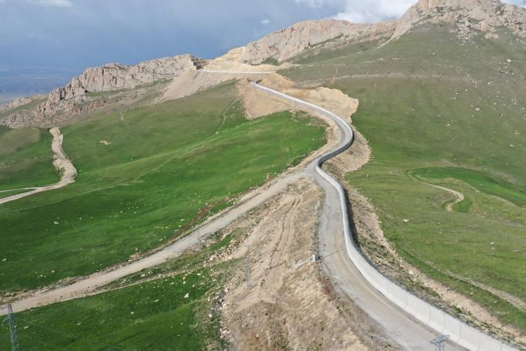 <p>Bu 87 kilometrelik sınırın 84 kilometrelik duvarın iç kısmındaki yol dışında ayrıca aydınlatma sistemlerimiz var. Duvarın hemen kenarında güvenlik kameralarımız var. Güvenlik kameralarımızın hem gece görüş hem de termal özellikleri var."</p>
