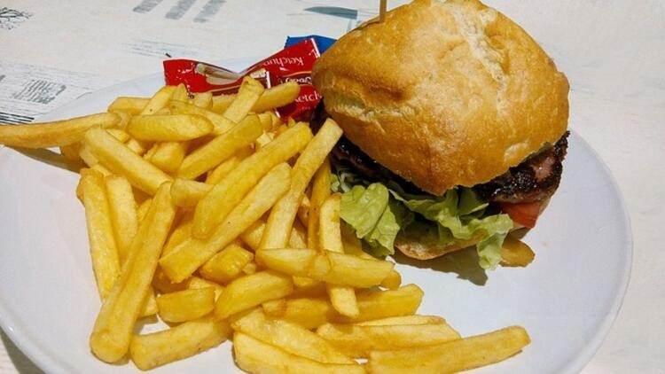 <p><span style="color:#800000"><strong>HAMBURGER / PATATES</strong></span></p>
<p><span style="color:#800000"><strong>Fastfood olarak bilinen hamburger ve patates kızartması sık sık tüketilmemeli. Çok fazla karbonhidrat içeren bu iki besin kan şekerini yükseltiyor. Hatta uzmanlara göre hamburgerin yanında patates kızartması yemek yerine bir tane daha hamburger yemek daha sağlıklı.</strong></span></p>
<p> </p>