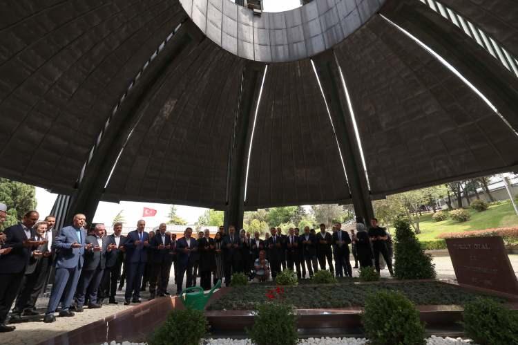 <p>Cumhurbaşkanı Recep Tayyip Erdoğan, 8. Cumhurbaşkanı Turgut Özal'ın kabrini ziyaret etti.</p>