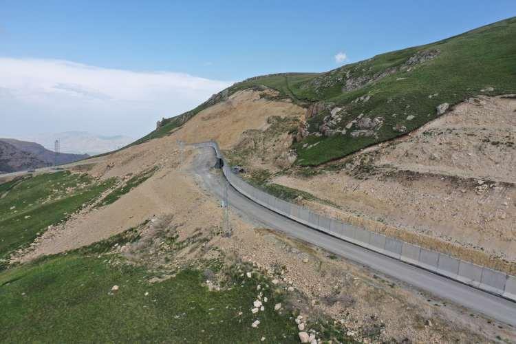 <p>Zaten ilimizde de son dönemde terör olayı yok denecek kadar az. Terör varlığı artık vatandaşımız için geçmişte kalan kötü bir anıdır. Geçmişte devletimizin birimlerinin çok uğraştığı ve ciddi mesai harcadığı emtia kaçakçılığı engellenmiş ve neredeyse sıfıra indirilmiş durumdadır.</p>
