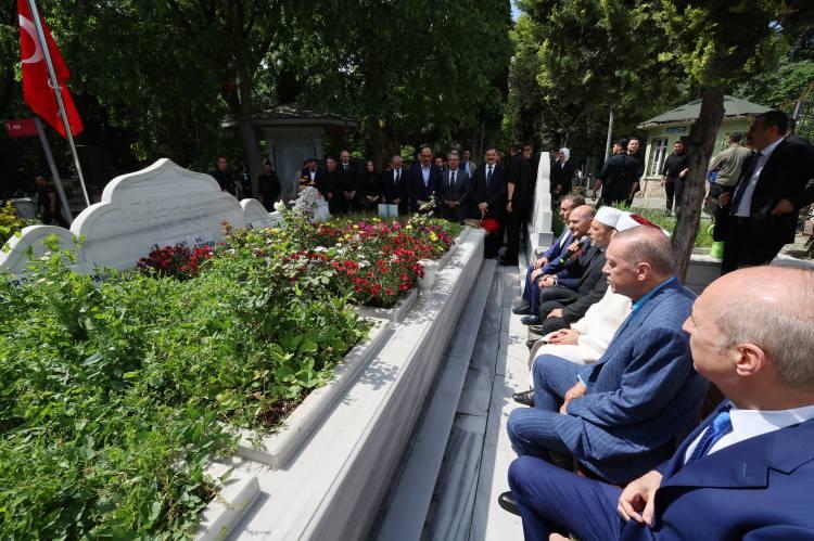 <p>Cumhurbaşkanı Recep Tayyip Erdoğan, eski başbakanlardan merhum Prof. Dr. Necmettin Erbakan'ın kabrini ziyaret etti.</p>
