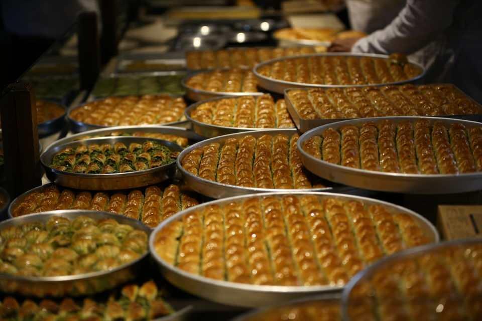 <p>Ustaların maharetli ellerinde zorlu ve meşakkatli bir sürecin ardından hazırlanan baklava, tezgahlarda müşterilere sunuluyor. </p>
