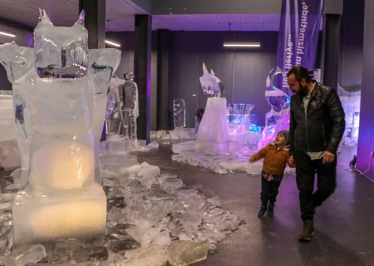 <p>Türkiye'nin kış turizminin başkenti olarak anılan Erzurum'da 3 yıl önce kurulan "Ata Buz Müzesi" dört mevsim yerli ve yabancı misafirlerini sıfırın altında 5 derecede ağırlıyor.</p>
