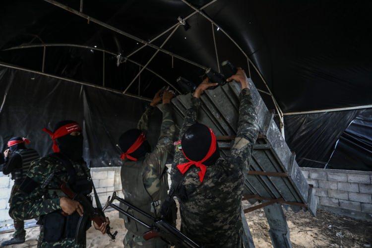 <p>Filistinli gruplar ise bu saldırılara Gazze'den İsrail tarafına 1000'den fazla roket ve havan mermisi atarak karşılık vermiş, Rehovot kentinde bir İsrailli hayatını kaybetmişti.</p>
