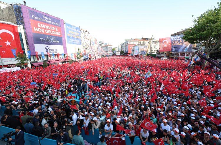 <p>Vatandaşlar, miting alanında pankartlar açarken, Erdoğan'ı sloganlar atarak karşıladı.</p>
