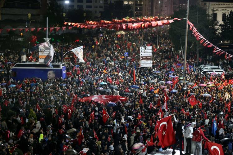 <p>Vatandaşlar, Sivas Cumhuriyet Meydanı'nda toplanarak sevinç gösterisinde bulundu.</p>