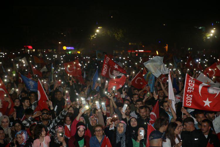 <p>Akyazı, Kocaali, Pamukova, Hendek, Karasu ve Taraklı ilçelerinde de vatandaşlar, meydanlarda kutlama gerçekleştirdi.</p>