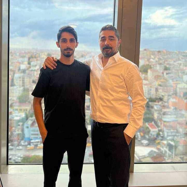 <p><strong>Tatlıses açıklamasına şu şekilde devam etti.<span style="color:#B22222"> "Ben evladıma bu raporu vermekten üzüntü duyduğum için onların beni deli olarak görmesinden üzüntü duyduğum için açtım o davayı. Bu zamana kadar sustum 7 yıldır bir şey demedim. Tabii ki oturabilir ama bana deli dediler. Ben evlatlarıma bakıyorum o zaman o da evladına baksın. Ben oradaki kirayı bahşiş veriyorum, benim gibi bir baba, benim gibi bir dede bulamazlar. Bu arada ev Seyrantepe'de Sarıyer'de değil."</span></strong></p>