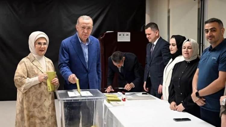 <p>Cumhurbaşkanı ve AK Parti Genel Başkanı Recep Tayyip Erdoğan'ın oy kullandığı sandıktan, en yüksek oyu Erdoğan aldı.<br />
<br />
Erdoğan'ın oy kullandığı Üsküdar Saffet Çebi Ortaokulu'ndaki 3279 numaralı sandığın sonuçları açıklandı. Sandıktan Cumhur İttifakı adayı Recep Tayyip Erdoğan'a 213, Millet İttifakı adayı Kemal Kılıçdaroğlu'na 134 oy çıktı, 4 oy ise geçersiz sayıldı.</p>
