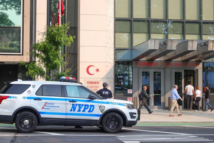 <p>Saldırı sonucu konsolosluk kapısının 2 camı ve 10 cephe camı olmak üzere toplam 12 camın hasar gördüğünü aktaran Özgür, "Olay anında New York Polis Teşkilatına anında haber verilmiş ve polis ekibinin olay mahalline gelmesi sağlanmıştır. Kimliği belirsiz fail, saldırıda kullandığı demir levyeyi arkasında bırakarak uzaklaşmıştır. Failin belirlenerek yakalanmasının beklendiğini yerel makamlara aktardık. " ifadelerini kullanmıştı.</p>