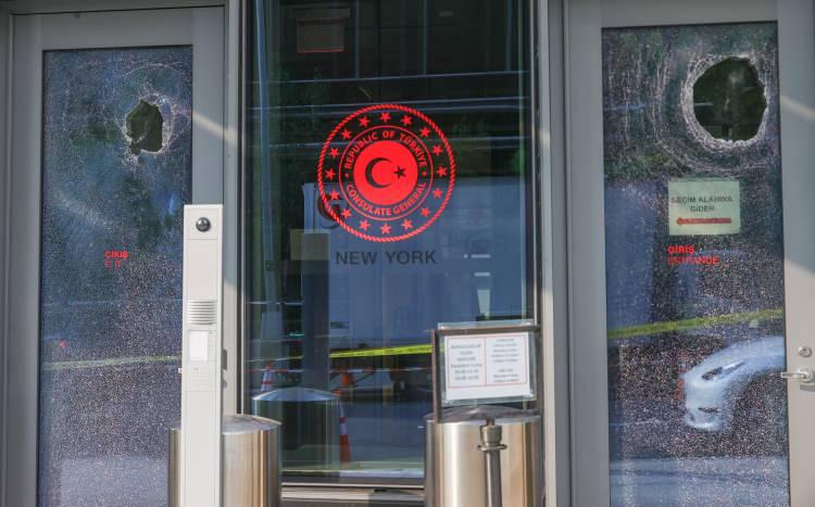 <p>Özgür, "Türkevi binası yeni hizmete girdikten sonra binanın güvenliğine yönelik tehditler konusunda New York Polis Teşkilatından sürekli bir güvenlik kulübesi tahsis edilmesi talebinde bulunmuştuk. Talebimize bugüne kadar olumlu yanıt verilmemişti. Bugün gerçekleşen olay, söz konusu güvenlik endişelerimizin ne kadar haklı ve geçerli olduğunu ortaya koymuştur." ifadelerini kullanmıştı.</p>