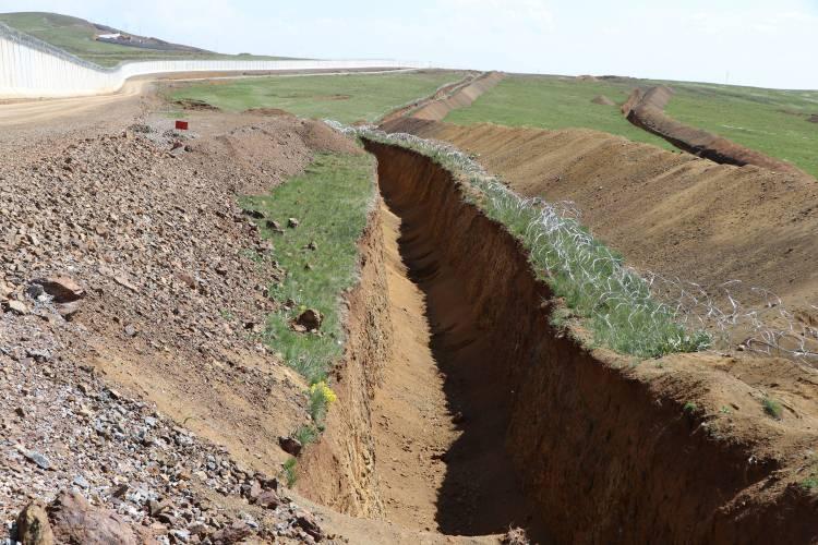 <p>Bugüne kadar Van ilinde 96 kilometre güvenlik duvarı ve devriye yolunun inşası tamamlanmıştır, kısa sürede yaklaşık 295 kilometrelik hattın tamamının fiziki güvenlik sistemleriyle güçlendirilmesi hedeflenmektedir.</p>