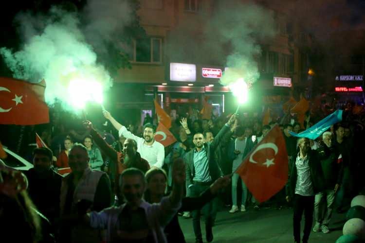 <p><strong>KIRKLARELİ</strong></p>
<p>Kırklareli'nde Özgürlük ve Demokrasi Meydanında toplanan vatandaşlar, Cumhurbaşkanı Recep Tayyip Erdoğan'ın Cumhurbaşkanı Seçimi'nin ikinci turundaki başarısını kutladı.</p>
<p> </p>