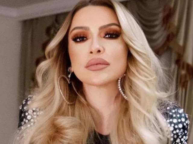 <p><span style="color:#000000"><strong>"Dün İstanbul'da çok güzel bir konsere imza attık. Gece eve gittim. Ve uyudum. Sabah kalktım. Boynum tutulmuş. Hastayım, serum yedim. Doktorum geldi. Boynumu açtı. Kıbrıs'a gelince de serum yedim. Serum sayesinde ayaktayım ve sizlerle beraberim."</strong></span></p>
