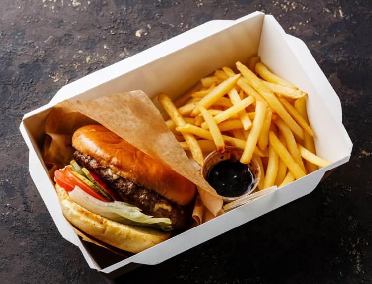 <p><span style="color:#FF0000"><strong>FAST FOOD</strong></span></p>
<p><span style="color:#FF0000"><strong>Patates kızartması, hamburger ve pizza kimsenin hayır diyemediği lezzetlerden olsa da karaciğerimiz için tam bir kabustur.</strong></span></p>