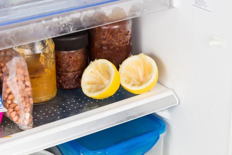 <p><strong>Faydaları saymakla bitmeyen limon kesildikten sonra kesik bir şekilde buzdolabına konulursa zehirleyebilir. Uzmanlar ortadan ikiye bölerek konulan besinlerin zehir saçtığını konusunda uyarıyor. </strong></p>
