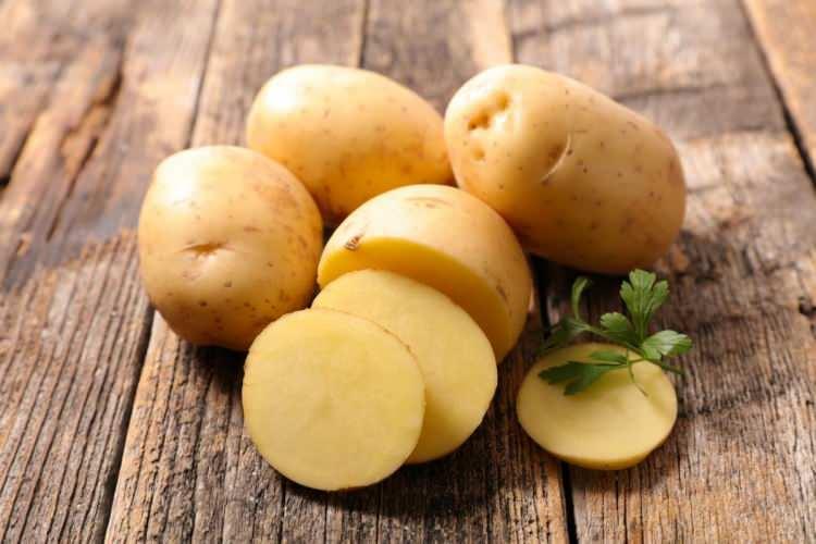 <p><span style="color:#B22222"><strong>PATATES</strong></span></p>
<p><strong>Uzmanlar kesilen patates asla tüketilmemesi gerektiği konusunda uyarıda bulunuyor. Çünkü patateste sürekli hareket eden birtakım mikroorganizmalar bulunuyor. Bu mikroorganizmalar da haya ile temas ettiği anda daha çok çoüğalarak zehre dönüşmektedir. O yüzden patatesi kestikten sakın buzdolabına koymayın. </strong></p>