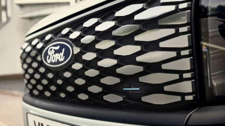 <p>Ford'dan yapılan açıklama göre, SUV’den ilham alan farklı tasarımıyla öne çıkan ve macera için tasarlanan çok amaçlı Tourneo Courier, aynı zamanda tarzıyla ve beş koltuğuyla yolculara geniş alan sunuyor.</p>

