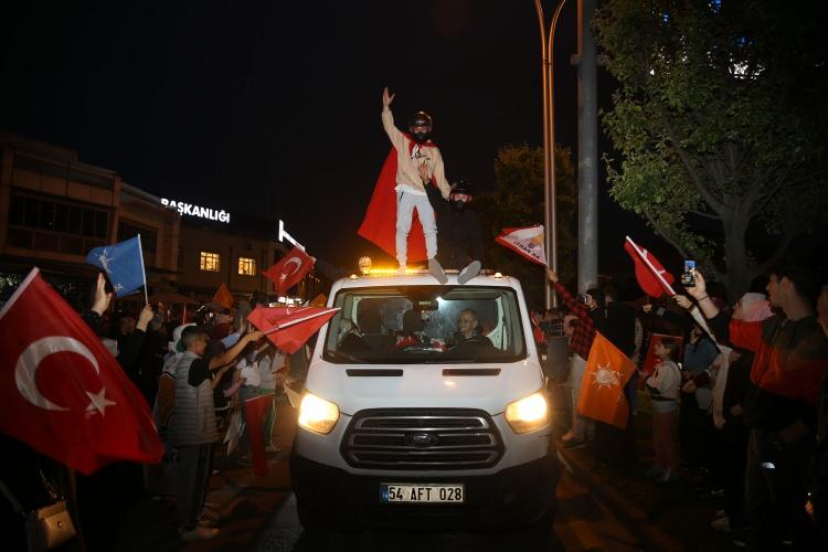<p>Araçlarıyla konvoy yapan vatandaşlar, ellerindeki bayraklarla sevinç gösterisi sergiledi.</p>

<p> </p>

