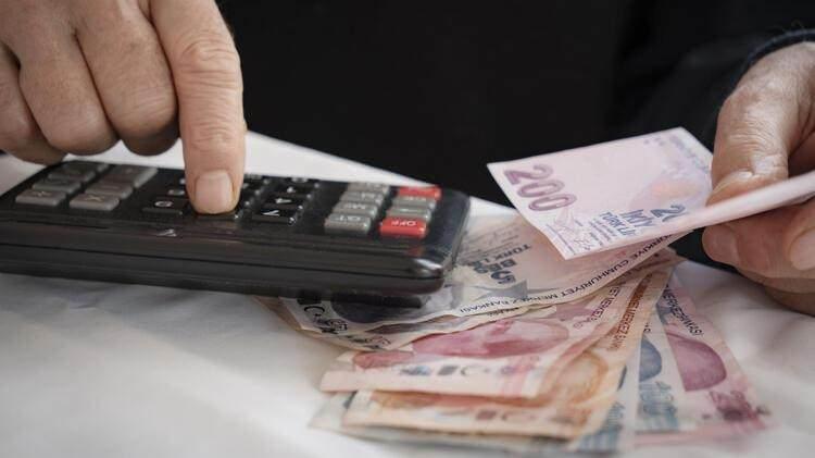 <p><strong>‘SGK’NIN ÜSTÜNDE 45 KAT YÜK VAR’</strong></p>
<p> </p>
<p>Fakat şu anda ilk etapta 1 milyon 700 bin kişilik bir müracaat söz konusu. Yani her ay Sosyal Güvenlik Kurumu’nun üstüne düşenin 45 katı bir yük söz konusudur.</p>
<p> </p>