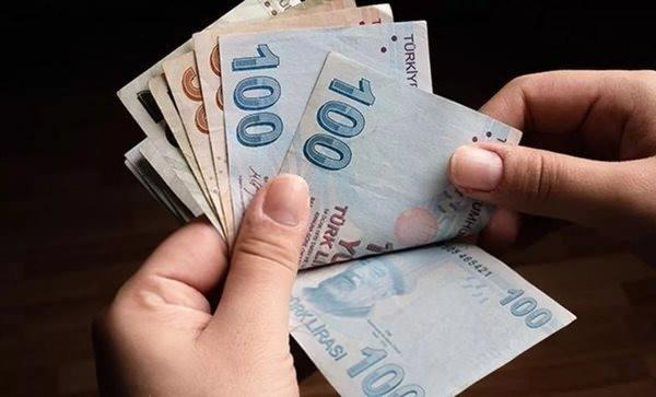 <p>Henüz emekli işlemlerini tamamlamayan 600 bin kişi içerisinde eksik işlemleri olan müracaatlar söz konusu.</p>
