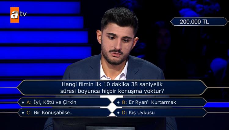 <p><span style="color:#000000"><strong>"Hangi filmin ilk 10 dakika 38 saniyelik süresi boyunca hiçbir konuşma yoktur?" sorusu hakkında bir fikri olmayan yarışmacı "A- İyi, Kötü ve Çirkin", "B) Er Ryan'ı Kurtarmak", "C) Bir Konuşabilse..." ve "D) Kış Uykusu" şıkları arasında kararsızlık yaşadı.</strong></span></p>
