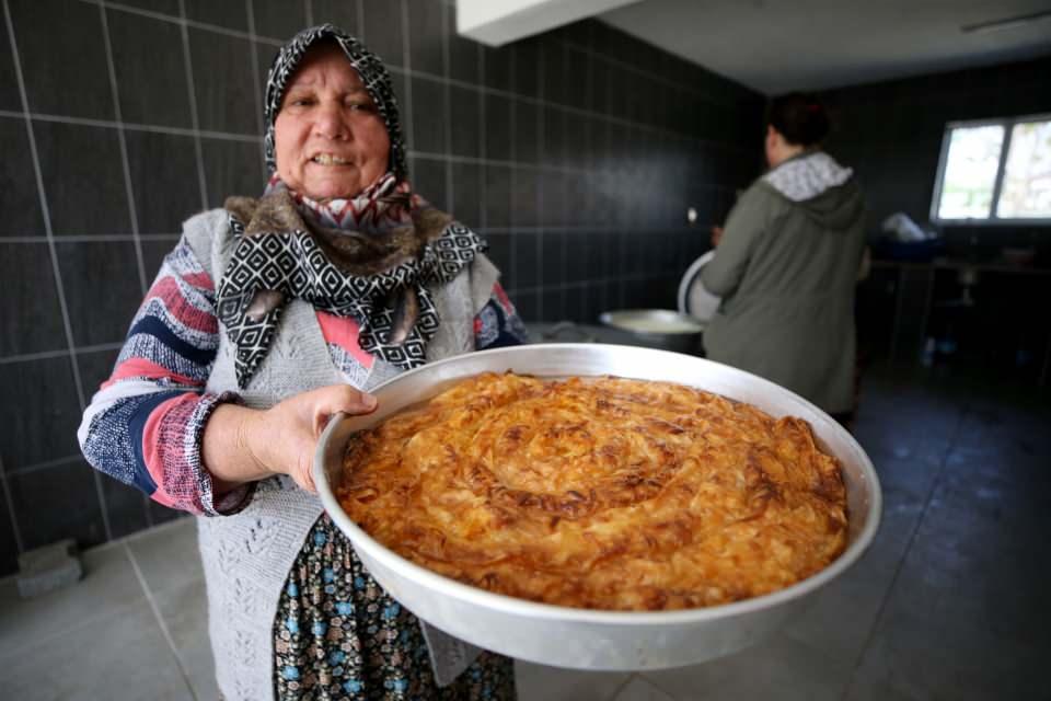 <p>Köy sakinlerinden Havva Sevimler, kayınvalidesinden öğrendiği tikvenik böreğini (fırında pişirilmiş tatlı börek) yaptığını belirtti.</p>

<p> </p>
