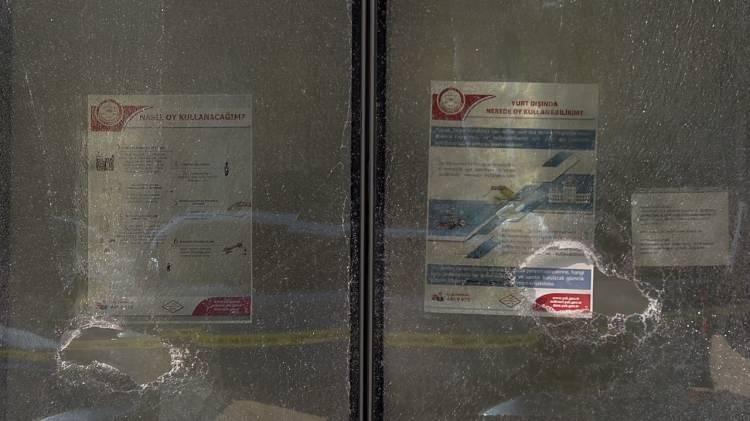<p> Türkiye'nin New York Başkonsolosu Reyhan Özgür, sabaha karşı Türkevi'ne yönelik saldırıda sadece hasar meydana geldiğini, yaralanan olmadığını bildirdi.</p>