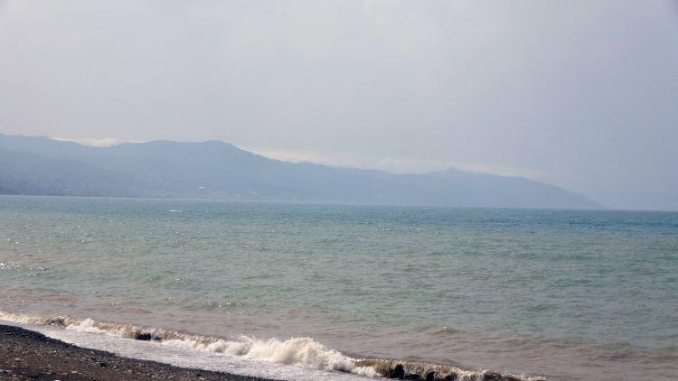 <p><strong>'ÜMİTLİ ALANLAR TESPİT EDİLMELİ'</strong></p>
<p>Petrol bulunabilmesi için Karadeniz'de yoğun arama çalışmaları yapılması gerektiğini belirten Akdağ, “Petrol genellikle denizel kayaçlarda ve ortamlarda gelişir. Karadeniz zengindir diyemem. Karadeniz içerisindeki petrolü barındıracak sediment dağılımını bilmiyoruz. Onu ancak yapılan sismik çalışmalar sonunda ümitli alanlar nerelerdir, oraların tespit edilmesi gerekiyor.</p>