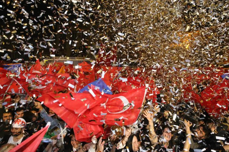 <p><strong>ORDU</strong></p>
<p>Ordu'da da AK Parti İl Başkanlığı önündeki alanda toplananlar, müzik eşliğinde eğlendi. Ayrıca şehirde çok sayıda araçla konvoy düzenledi.</p>
<p> </p>