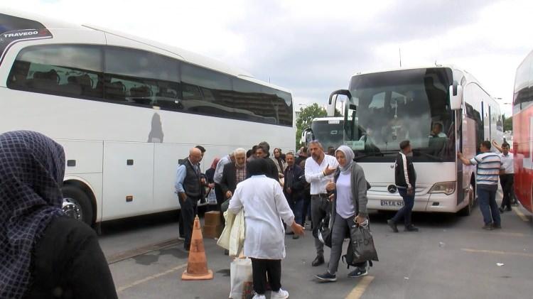 <p><strong>AK PARTİ İSTANBUL İL BAŞKANLIĞI'NDAN 815 OTOB&Uuml;S</strong></p>

<p>İkamet adresi farklı şehirlerde olanların da oy kullanabilmesi i&ccedil;in AK Parti İstanbul İl Başkanlığı, &uuml;cretsiz ulaşım imkanı sağlıyor. İstanbul'dan 815 otob&uuml;s T&uuml;rkiye'nin &ccedil;eşitli şehirlerine hareket edecek. İlk otob&uuml;sler bug&uuml;n &ouml;ğlen saatlerinde yola &ccedil;ıktı. AK Parti İstanbul İl Başkanlığı, 815 otob&uuml;sle anlaşarak&nbsp; ikamet adresi farklı şehirde olan vatandaşların da oy kullanabilmesi i&ccedil;in &uuml;cretsiz ulaşım imkanı sağlıyor. İlk kafileler bug&uuml;n &ouml;ğlen saatlerinde yola &ccedil;ıktı. T&uuml;rkiye'nin d&ouml;rt bir k&ouml;şesine gidecek otob&uuml;sler vatandaşlar oyunu kullandıktan sonra geri getirecek. AK Parti İstanbul Se&ccedil;im Koordinasyon Merkezi &ouml;n&uuml;nden oy kullanmak i&ccedil;in gitmek isteyen vatandaşlar otob&uuml;slere bindi.</p>
