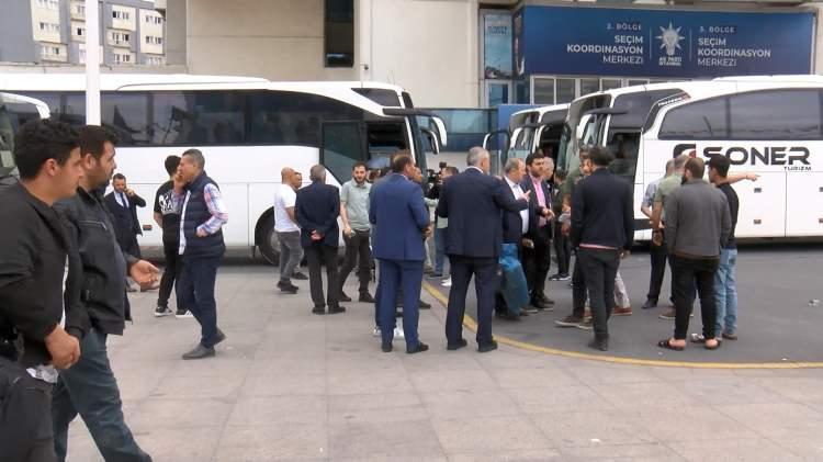 <p><strong>"İHTİYA&Ccedil; SAHİBİ BİREYLERLE İLETİŞİME GE&Ccedil;TİK"</strong></p>

<p>Yaşlı ve engelli vatandaşların taşınmasıyla ilgili bilgi veren AK Parti İl Başkan Yardımcısı Ahmet Kaan, "14 Mayıs se&ccedil;imlerinde engelli ve yaşlı olan se&ccedil;menimizden 25 bin 462 vatandaşımızı sandıklarına taşıdık. 28 Mayıs'ta da aynı operasyonu sadece İstanbul'da 39 il&ccedil;emizden ger&ccedil;ekleştiriyoruz.&nbsp;</p>
