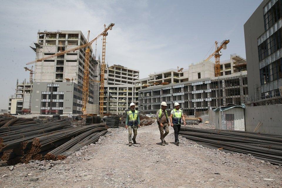 <p>Günak, yaklaşık 500 bin metrekare kapalı alana sahip hastanenin 1700 olan yatak kapasitesinin ihtiyaca göre artırılabilecek şekilde planlandığını vurguladı.</p>
<p> </p>