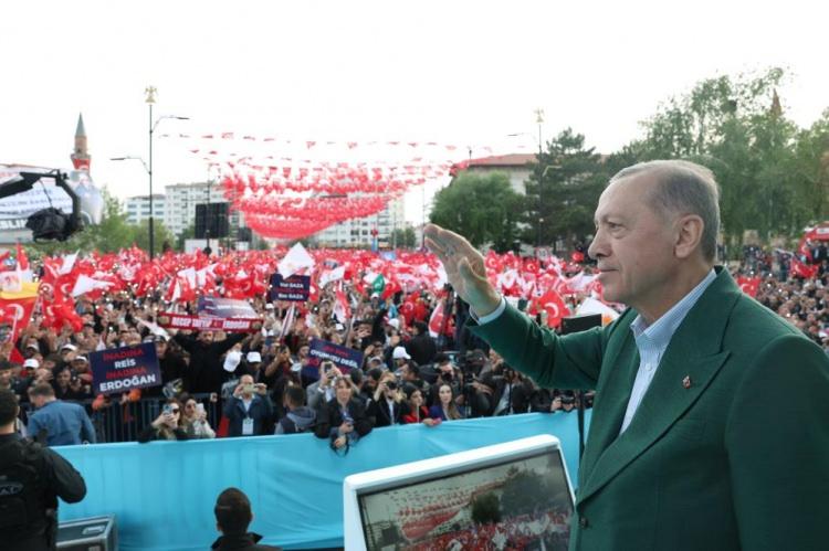 <p>Sivas’ta mitinge katılanların sayısının 100 bin olduğunu belirten Cumhurbaşkanı Erdoğan, “Siyasette Sivas’ta böyle bir muhteşem coşkuyu yaşamamıştım. Bugün bir başkasınız. Biliyorum ki Pazar gününe hazırlık yapıyorsunuz. Zaten Cumhur İttifakı 5’in 4’ünü aldı. Keşke diğerini de alsaydınız 5’te 5 yapabilirdiniz. Önemli olan Pazar” dedi.</p>
