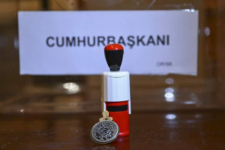 <p>Cumhurbaşkanı Seçimi'nin ikinci tur oylaması için yurt dışı temsilciliklerde oy verme işlemleri sona erdi.</p>
