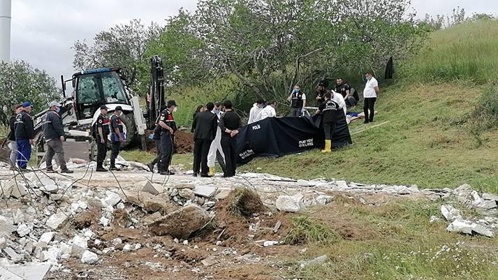 <p>Yapılan kazıda toprağa gömülü şekilde 3 ceset bulundu. Cesetlerin kayıp olarak aranan Sevgi Demirci, oğlu Eren Polat ve kızı Rümeysa Polat'a ait olduğu düşünülüyor.</p>
