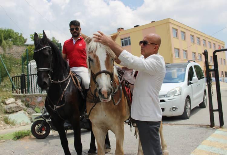 <p>Cumhurbaşkanlığı Seçimi 2. tur oylamasında vatandaşlar sabahın erken saatlerinden itibaren sandıklara koşarken, İzmir'in Bornova ilçesinde renkli görüntüler ortaya çıktı. </p>

<p> </p>
