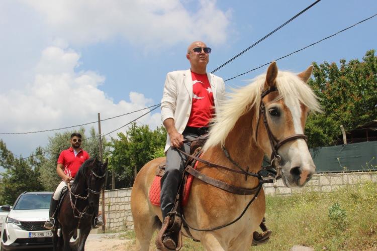 <p>Yaka Mahallesi'nde binicilik antrenörlüğü yapan Faruk Ceren, oy kullanacağı Yaka Şengül Mustafa Karaca İlkokulu'na at üstünde giderken, arkadaşı Cihan Saha da kendisine atla birlikte eşlik etti. 'Karamel' ve 'Kara İnci' adlı atlarıyla okula giden Ceren ve Saha, oy kullanacakları sandığa gittiler.</p>
