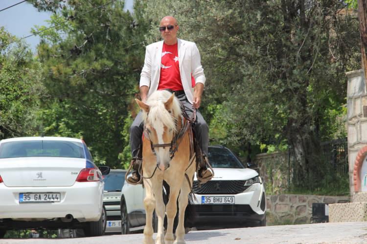 <p>Amacım, hem bir binicilik antrenörü hem de bir hayvansever olarak at sevgisine bir farkındalık oluşturmak. Seçim herkes için hayırlı uğurlu olur inşallah" dedi. Cihan Saha ise "Atın üstündeki Türk'tür, Türk değilse yüktür" diye mesaj verdi.</p>
