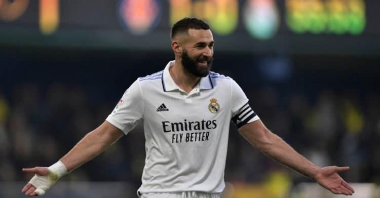 <p>* Karim Benzema / Fransa<br />
<br />
* Real Madrid<br />
<br />
* 35 yaşında<br />
<br />
Bu isimler arasında piyasa değeri en büyük isim Benzama. Güncel piyasa değeri 35 Milyon Euro olan Fransız golcü, efsanelerinden olduğu kulübü Madrid'le yeni sözleşme konusunda anlaşma sağlamazsa önümüzdeki aydan itibaren bedavaya transfer edilebilecek.</p>