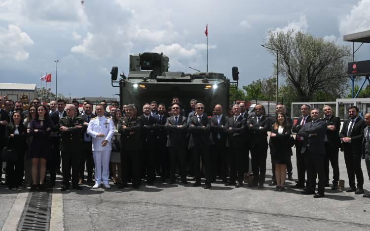 <p>Demir, kara harekatı ortamının her geçen gün daha karmaşık hale gelmesinin zırhlı araçların geliştirilmesi ve iyileştirilmesini kaçınılmaz hale getirdiğine dikkati çekerek, "ZAHA belki de dünyada sınıfında en iyi araç olarak söylenebilir.</p>