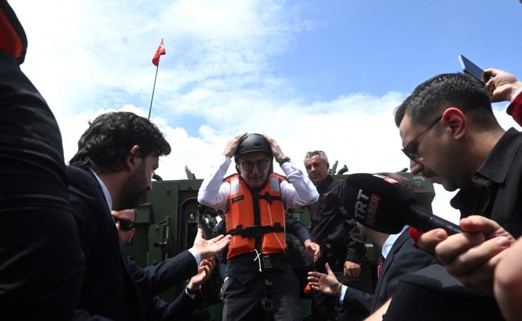 <p> Çünkü bizden başka bir ya da iki ülkede var ama bizim aracımızın son modern gelişmelerle en iyisi olduğunu söylemek herhalde yanlış olmaz." dedi.</p>