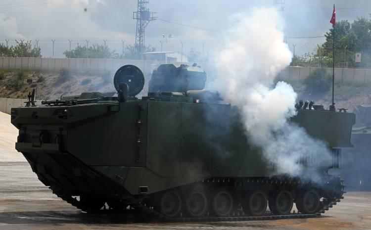 <p>23 Amfibi Hücum Personel Aracı, 2 Amfibi Hücum Komuta Aracı, 2 Amfibi Hücum Kurtarma Aracı olmak üzere toplam 27 ZAHA'nın tedarik edilmesinin planlandığı bilgisini veren Demir, sadece konvansiyonel harp araçları değil, yeni nesil teknolojik ve farklı ihtiyaçlara cevap verebilen araç geliştirme çalışmalarına da "Türkiye Yüzyılı"nın mimarı Cumhurbaşkanı Recep Tayyip Erdoğan liderliğinde devam edeceklerini dile getirdi.</p>
