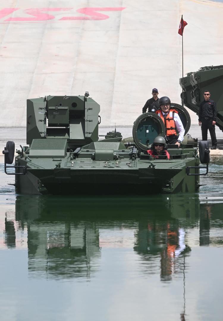 <p>Bu araçlarımız kullanımda ve başarılı bir şekilde görev yapmaktadır. Mayıs 2019'da Başkanlığımız ile imzaladığımız Özel Maksatlı Taktik Tekerli Araçlar ki 6x6 ve 8x8 konfigürasyonundadır, Kara Kuvvetlerimize ve düşük bir miktar da olsa Jandarmamıza teslimatları yapılacaktır.</p>
